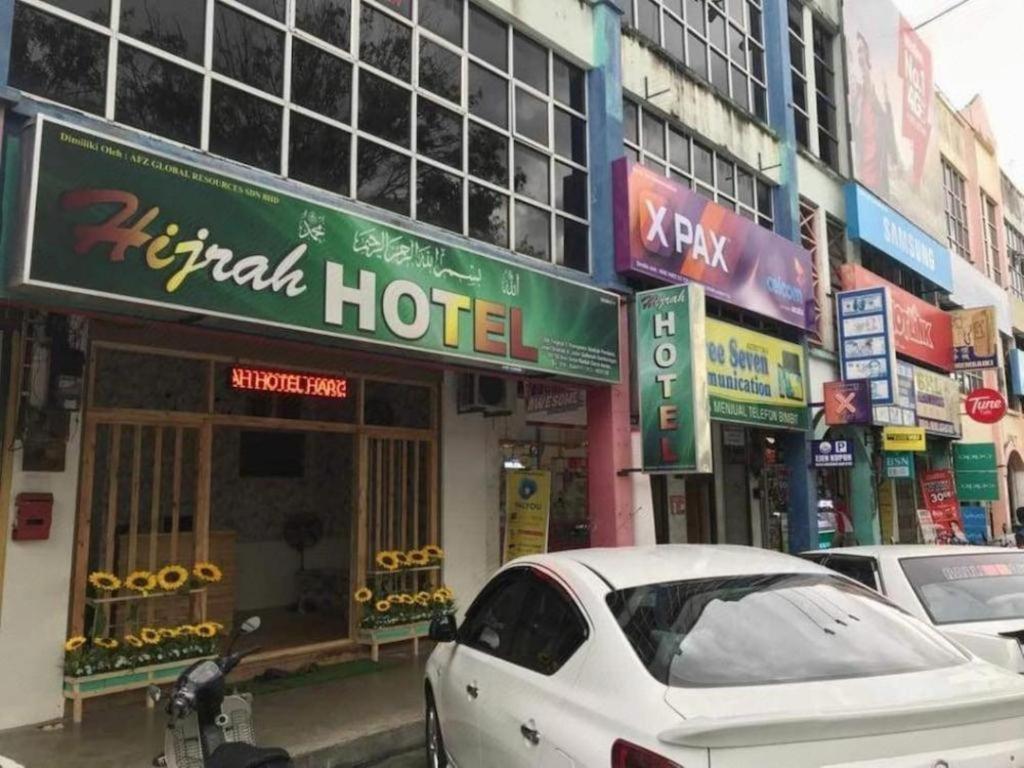 Hijrah Hotel *