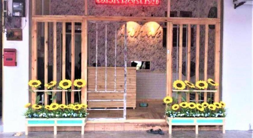 Hijrah Hotel *